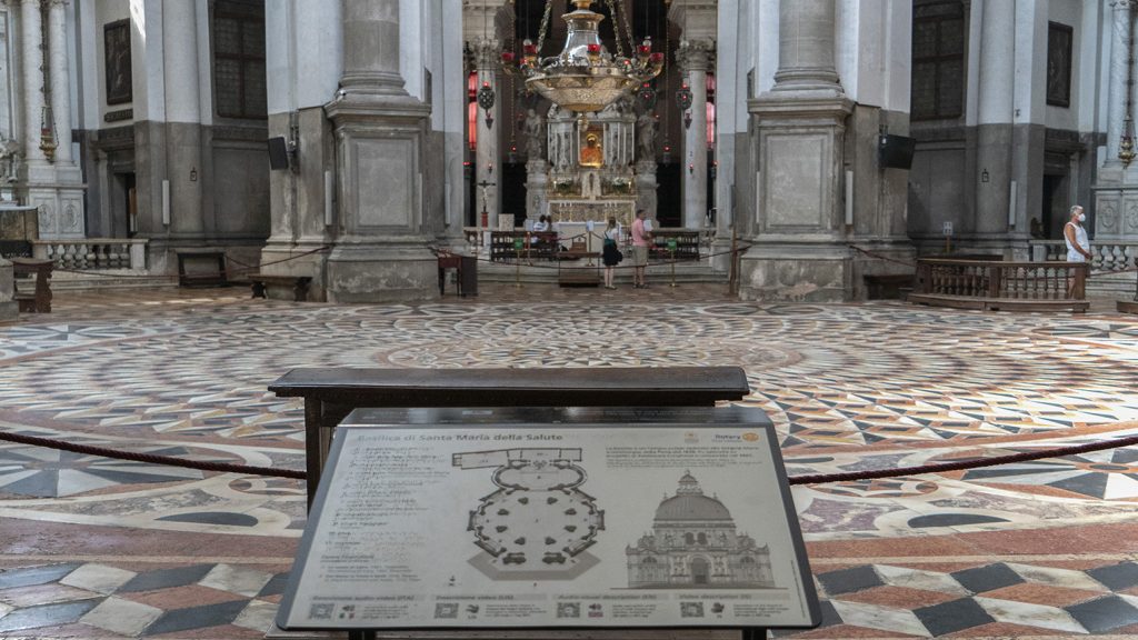Foto del pannello multisensoriale installato all'interno della Basilica della Salute a Venezia